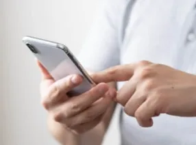 スマホを持って予約をしている様子